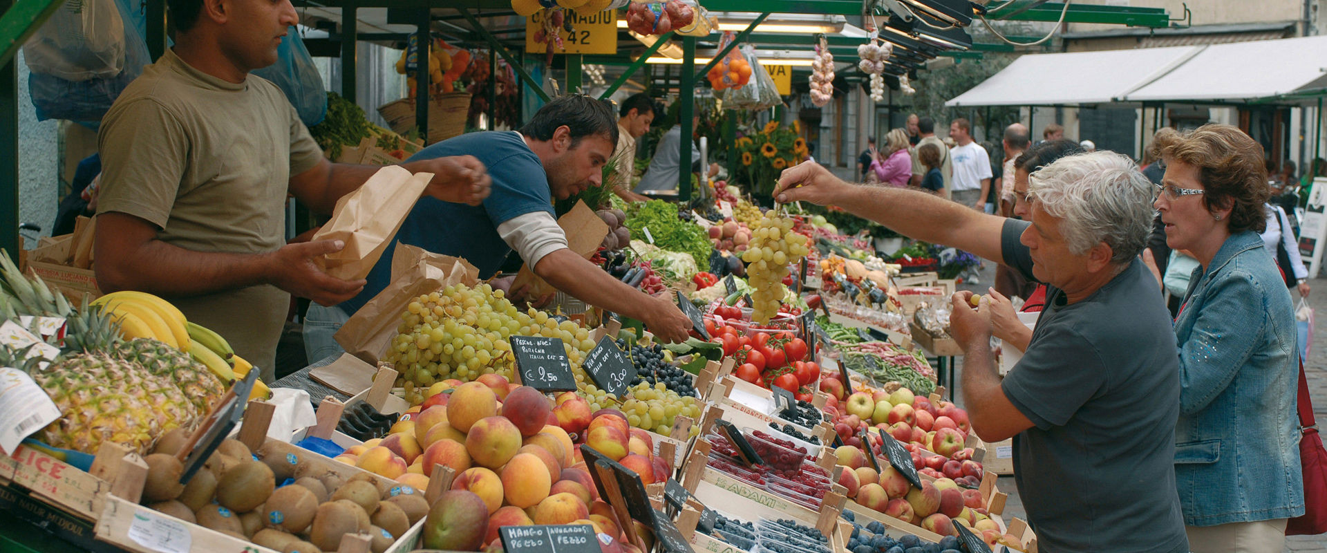 Bozen fruit market People buy some fresh fruits at the market in the city centre.