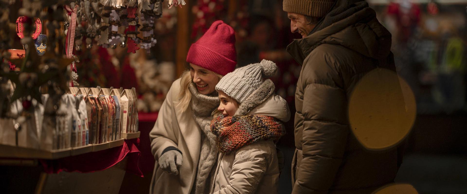 Christmas in South Tyrol Family with child at a Christmas stall